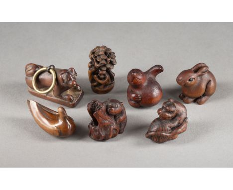 SIEBEN HOLZGESCHNITZTE NETSUKE VON TIEREN Japan, 19./20. Jahrhundert Holz. H. 2.5-3.7 cm. Vier Netsukes sind signiert. Part. 