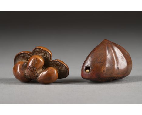 ZWEI HOLZGESCHNITZTE NETUSKE Japan, 19. Jahrhundert Holz. H. 2.6-3 cm. Das Konvolut umfasst ein Netsuke einer Gruppe von drei