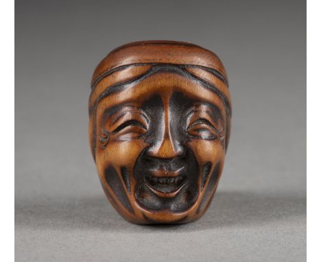 EIN HOLZGESCHNITZTES MASKEN-NETUSKE Japan, 19. Jahrhundert Holz. H. 3.3 cm. Das Netsuke ist als Maske einer alten Dame mit ei