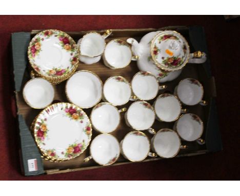 A Royal Albert 12-place setting tea service, in the Old Country Roses patternCondition report: No obvious damage