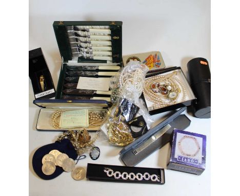 A collection of miscellaneous items, to include 1935 silver jubilee tin, fob pendant watch on curblink chain, white metal and