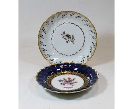 A first period Worcester dish of scalloped circular form, the centre hand painted with flowers within a cobalt blue border, h