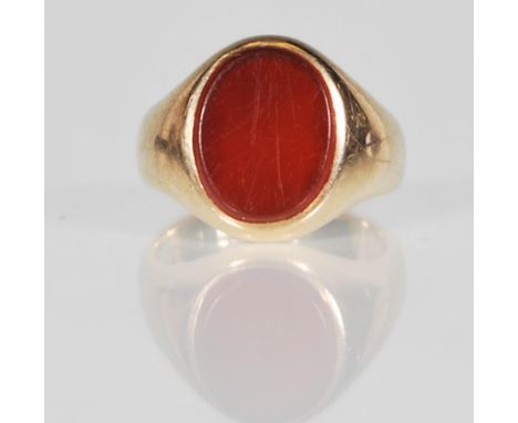 A vintage 9ct yellow gold hallmarked signet ring dating to the 20th Century fitted with a carnelian oval tablet. Hallmarks ru