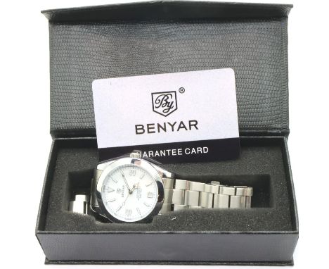Benyar; gents wristwatch on stainless steel strap with white dial. Working at lotting. P&amp;P Group 1 (£14+VAT for the first
