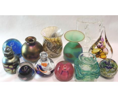 Mixed Mdina and other signed paperweights. P&amp;P Group 3 (£25+VAT for the first lot and £5+VAT for subsequent lots) 