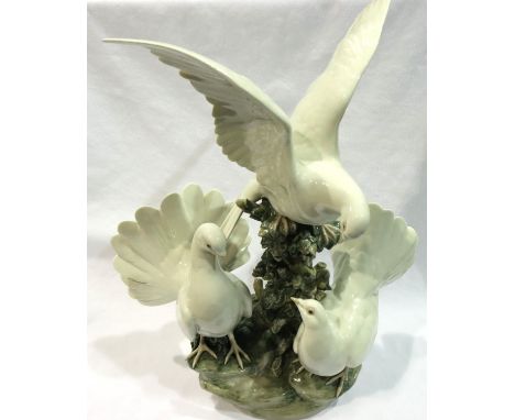 Substantial Lladro ceramic figural group of three doves on a naturalistic base, overall H: 54 cm, no cracks, chips or visible
