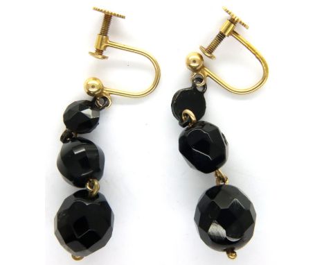 9ct gold and onyx earrings, combined 5.6g. P&amp;P Group 1 (£14+VAT for the first lot and £1+VAT for subsequent lots) 