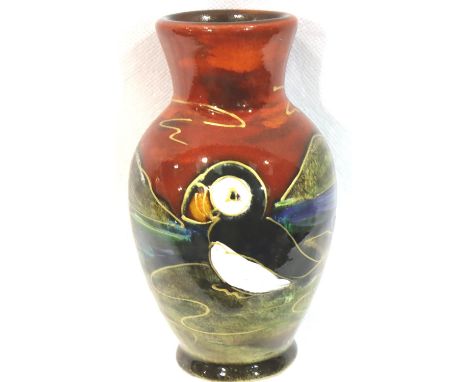 Anita Harris vase in the Puffin pattern, H: 13 cm. No cracks, chips or visible restoration. P&amp;P Group 1 (£14+VAT for the 