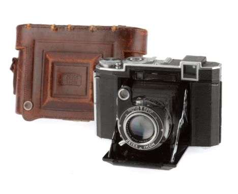 A Zeiss Ikon Super Ikonta 532/16 Medium Fomrat Camera, serial number D85275, body G, opens and folds correctly, shutter works