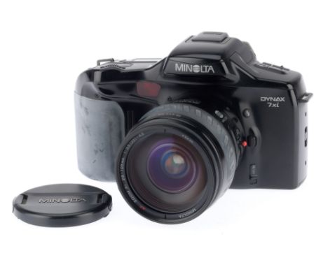 A Minolta Dynax 7xi 35mm SLR Camera, black, body VG, powers up, shutter works, with Minolta 28-105mm power zoom lens, barrel 