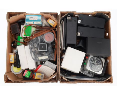 A Selection of Mixed Photographica, to include three Metz CT60 flash packs, a timer, caps straps, a clamp, small tripod heads