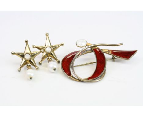 Aksel Holmsen Norwegian enamelled silver gilt brooch, looped ribbon design, cream enamelled cabochon with red enamelled ribbo