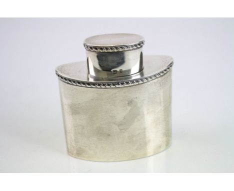 Silver hip flask, gadrooned border to the lid and body, makers Elkington &amp; Co Ltd, Birmingham 1974, height approx 9cm 