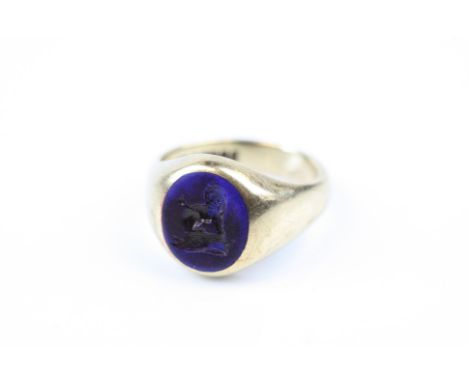 Sodalite intaglio 9ct yellow gold ring, lion crest intaglio measuring approx 12mm x 10mm, tapered shoulders, ring size Q 