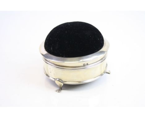 Edwardian silver pin cushion trinket box, cylindrical form raised on three feet, the hinged lid opening to reveal silk lined 