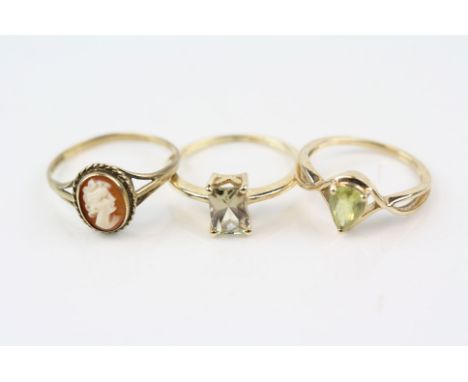 Green stone 9ct yellow gold ring, rectangular mixed cut stone, four claw setting, ring size L½; a pear shaped green stone 9ct