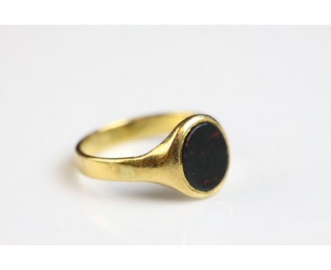 Bloodstone agate unmarked yellow gold signet ring, ring size J½ 