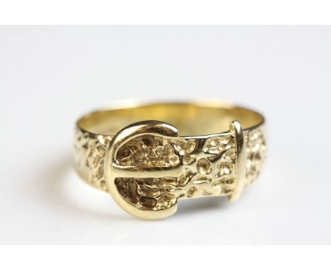 9ct yellow gold buckle ring, width at widest point approx 10mm, ring size T½ 