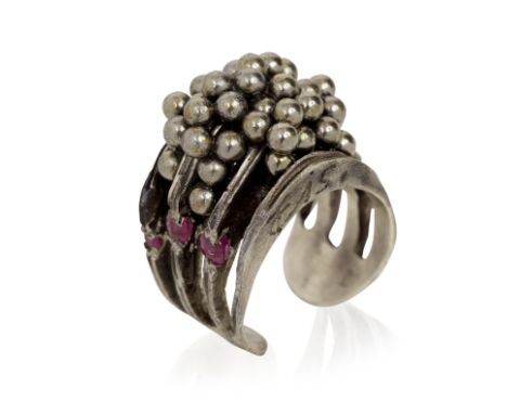 VASSILAKIS TAKIS (1925-2019) Good luck charm, 1999 Bague en argent (800°/00), rubis et billes aimantéesSigné et inscrit « SE 