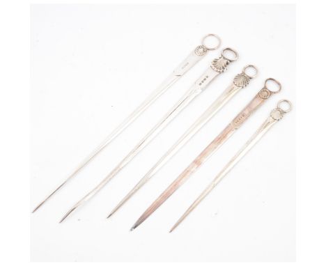 Five silver plated meat skewers with shell and ring handles, William Hutton &amp; Sons and others, 25-35cm.