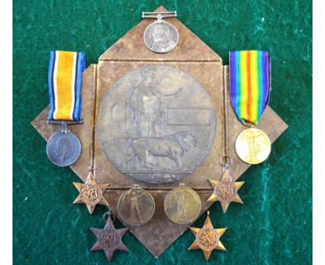 Assorted medals - A WWI death plaque in card envelope and Victory medal to 77215 Gnr. B. Bayliss (medal worn, edge bruised) t