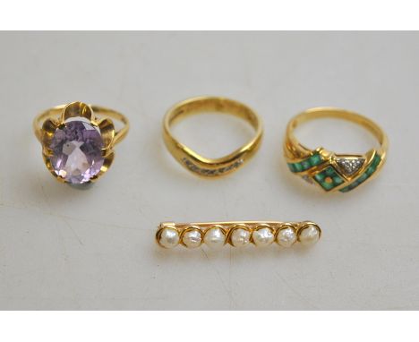 A lot containing an emerald and diamond ring, 9ct yellow and white gold set, size O; a single stone amethyst ring, 9ct claw s