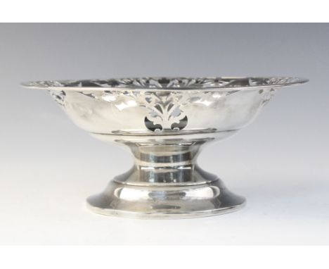 An Edwardian silver bon-bon dish by Martin, Hall &amp; Co, Sheffield 1906, of circular form with pierced foliate decoration o