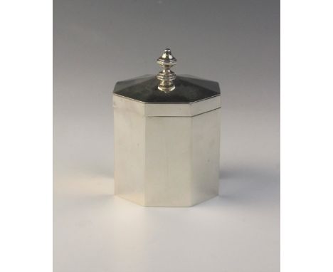 A Victorian silver tea caddy Pairpoint Brothers, London 1896, of plain polished octagonal form with urn shaped finial to hing