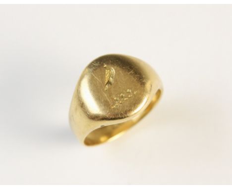 An 18ct gold signet ring, engraved crest, marks for Birmingham 1938, ring size N 1/2, weight 10.1gms Condition Report; Diamet