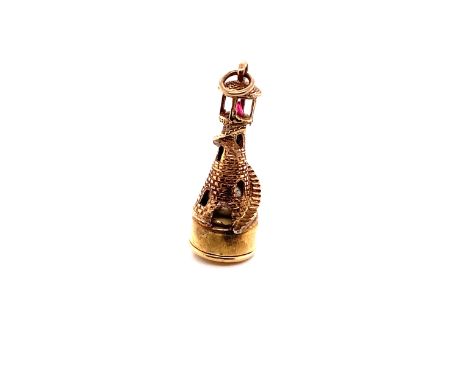 AN UNUSUAL VINTAGE 9ct GOLD HALLMARKED NOVELTY LIGHTHOUSE PENDANT CHARM WITH FUNCTIONING LIGHT (LACKING BATTERY TO TEST)  4cm
