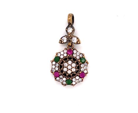 A PRECIOUS WHITE METAL RUBY, EMERALD AND MULTI STONE SET ARTICULATED PENDANT. STAMPED 925 AND ASSESSED AS SILVER. LENGTH 3.4c