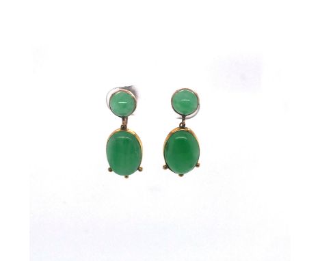 A PAIR OF VINTAGE 9ct YELLOW GOLD AND JADE EARRINGS. THE OVAL JADE IN A 9ct GOLD RUB OVER SET ARTICULATING DROP ATTACHED TO A