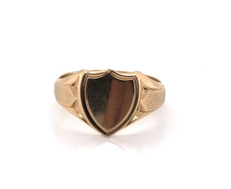 A VINTAGE 9ct GOLD HALLMARKED SHIELD SHAPE SIGNET RING. DATED 1976, BIRMINGHAM. FINGER SIZE W. WEIGHT 4.7grms.