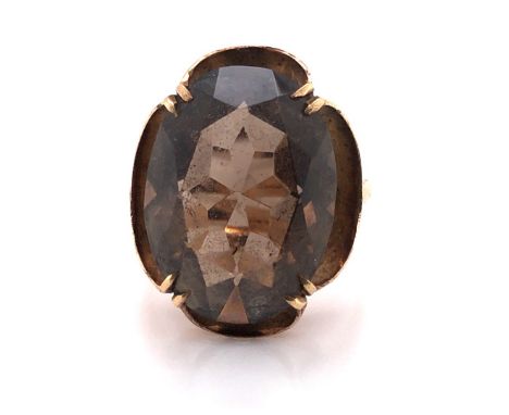 A VINTAGE 9ct GOLD HALLMARKED SMOKY QUARTZ DRESS RING. THE OVAL QUARTZ HELD IN A DOUBLE FOUR CLAW MOUNT. FINGER SIZE Q. WEIGH