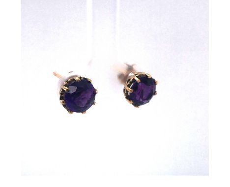 A PAIR OF VINTAGE 9ct YELLOW GOLD AMETHYST STUD EARRINGS. THE BRILLIANT CUT AMETHYST IN A CLAW SETTING WITH A DECORATIVE GALL
