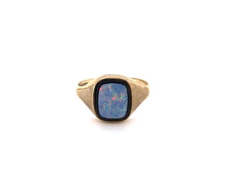 A VINTAGE 9ct HALLMARKED GOLD OPAL DOUBLETTE SIGNET RING. FINGER SIZE T. WEIGHT 2.8grms. 