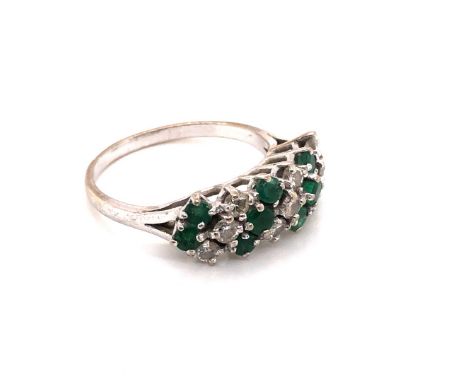 A VINTAGE 18ct STAMPED EMERALD AND DIAMOND HORIZONTAL CLUSTER RING. TEN EMERALDS AND NINE DIAMONDS ALL ROUND BRILLIANT CUT IN