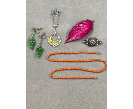 A COLLECTION OF VINTAGE JEWELLERY TO INCLUDE A ROW OF CORAL BEADS WITH 9ct GOLD ROUNDELS AND A 9ct GOLD TRIGGER CLASP, A BUCH