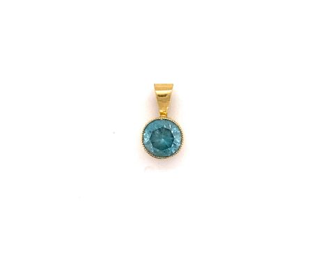 AN 18ct YELLOW GOLD HALLMARKED LIGHT BLUE GEMSET PENDANT. 7.6mm DIAMETER. GROSS WEIGHT 1.7grms