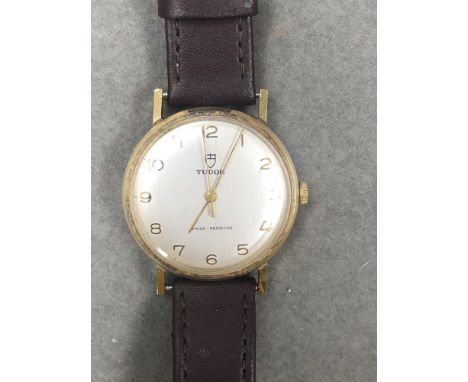 A 9ct GOLD HALLMARKED GOLD GENTS TUDOR SHOCK RESISTANT WATCH, WITH A MANUAL WOUND, 17 RUBIES SWISS MOVEMENT. CASE DATED 1977,