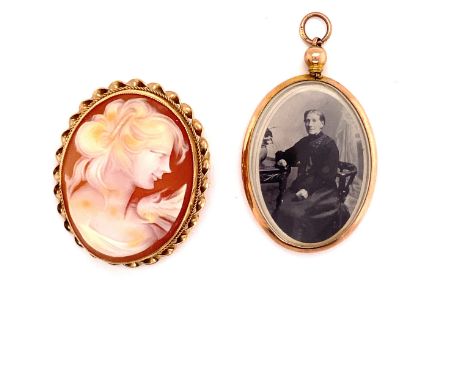 A 9ct GOLD HALLMARKED FRAMED PORTRAIT SHELL CAMEO BROOCH DATED 1977, TOGETHER WITH A 9ct GOLD HALLMARKED DOUBLE OPEN FACED LO