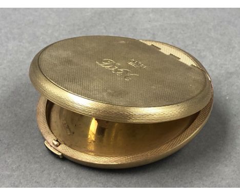 A 9ct HALLMARKED GOLD COMPACT, ENGINE TURNED DECORATED OUTER CASE, WITH PLAIN POLISHED FINISH TO INNER CASE, AND MIRROR TO RE
