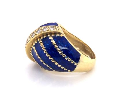 A PRECIOUS YELLOW METAL, DIAMOND AND BLUE ENAMEL BOMBAY RING. THE ROW OF TEN DIAMONDS IN A CHANNEL SETTING GRAIN SET, FLANKED