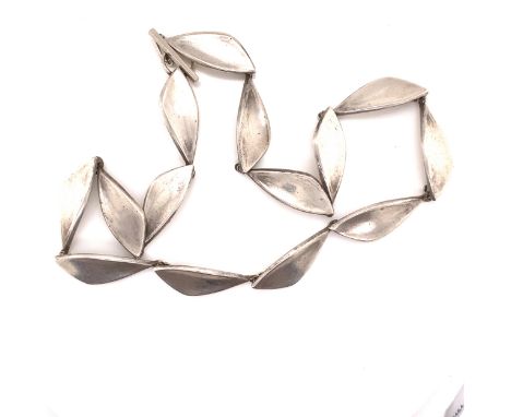DESIGNER ULRICH, DUTCH STERLING SILVER HANDMADE NECKLET, COMPLETE WITH A T-BAR CLASP. CIRCA 1960'S. LENGTH 42cms. WEIGHT 36.5