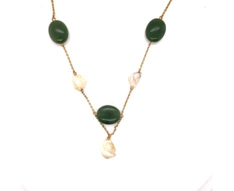 A PRECIOUS YELLOW METAL, TESTS AS 14ct, JADE AND BAROQUE IRREGULAR PEARL NECKLET. LENGTH 43cms. GROSS WEIGHT 9.7grms. 