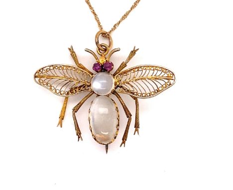 A PRECIOUS YELLOW METAL AND GEMSET INSECT PENDANT BROOCH SUSPENDED ON A 9ct GOLD 41cm, PRINCE OF WALES ROPE CHAIN. THE INSECT