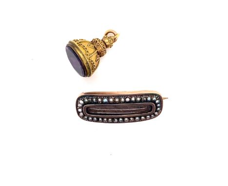A ANTIQUE 19th CENTURY 9ct GOLD (TESTED) AND SEED PEAR SET MOURNING BROOCH COMPLETE WITH GLAZED PANEL AND INSET WOVEN HAIR, T
