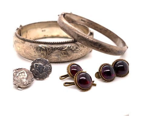 A PAIR OF ART NOUVEAU SILVER CLIP ON EARRINGS REMODELLED FROM HALLMARKED SILVER BUTTONS FOR SAMUEL LEVI DATED 1901, TOGETHER 