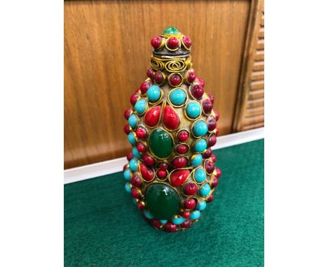AN EASTERN CABOCHON MOUNTED SCENT BOTTLE. 