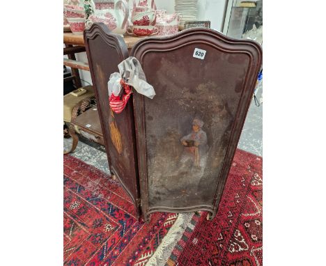 AN EARLY 20th C. MAHOGANY TWO FOLD FIRE SCREEN PAINTED WITH AN 18th C. MAN AND WOMAN